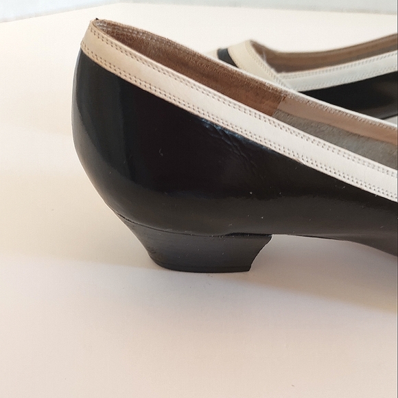 SALVATORE FERRAGAMO | Black Patent Leather Low Heel | 7 - Picture 7 of 9